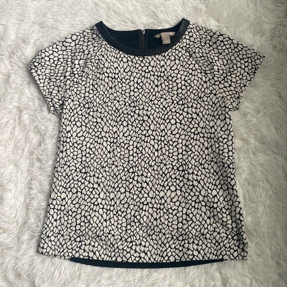 Banana Republic Tops - Banana republic short sleeve black-and-white printed top. Size medium.